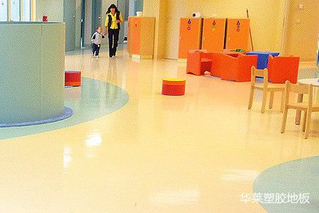 幼兒園地面材料的選擇 PVC塑膠地板與實木地板的對比與直銷優(yōu)勢